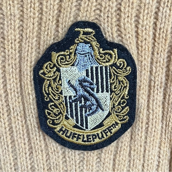 Universal Studios Harry Potter Hufflepuff Quidditch Lambswool Sweater Size Small - Picture 3 of 7